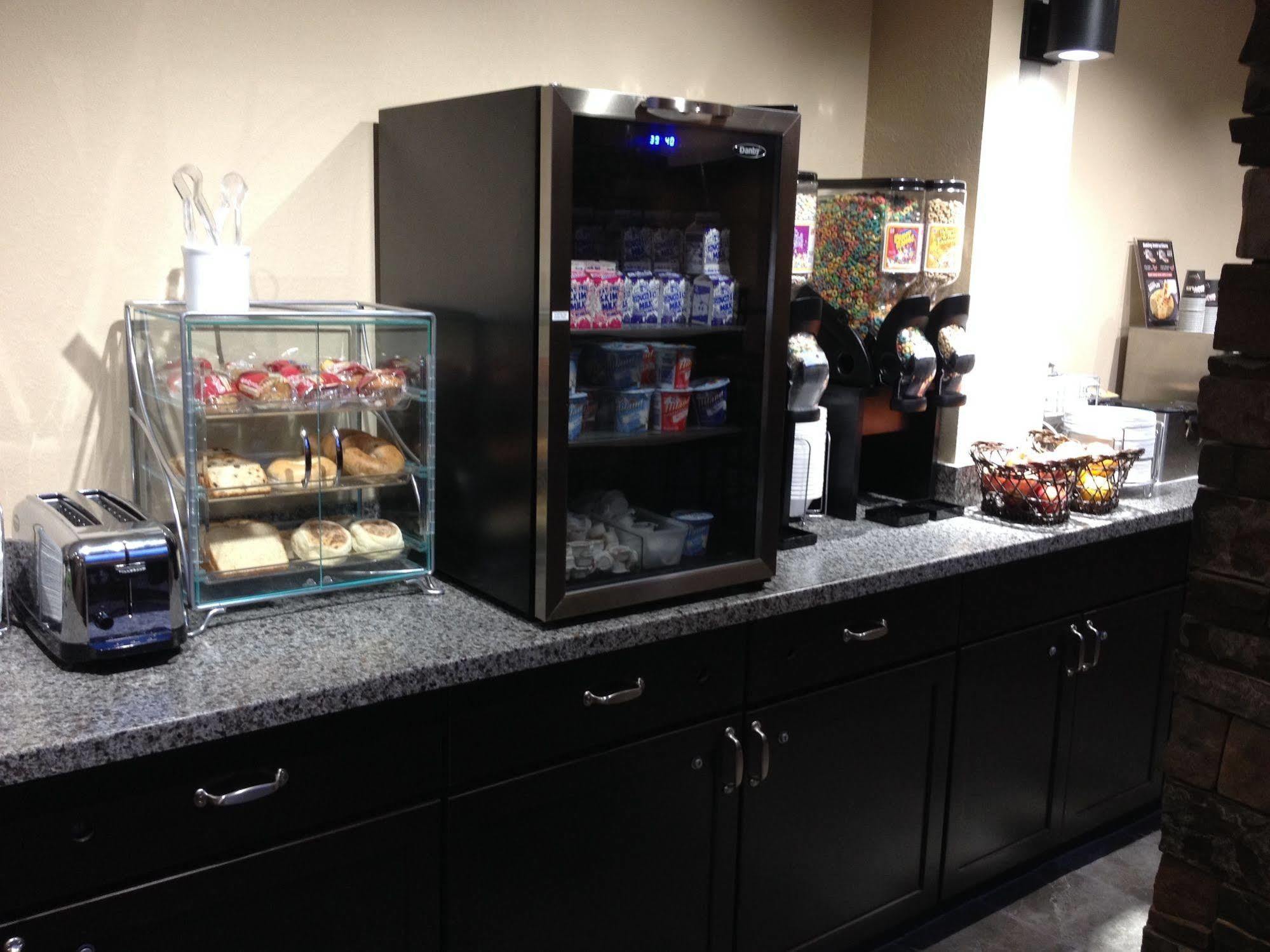 Boarders Inn & Suites By Cobblestone Hotels - Grand Island Esterno foto